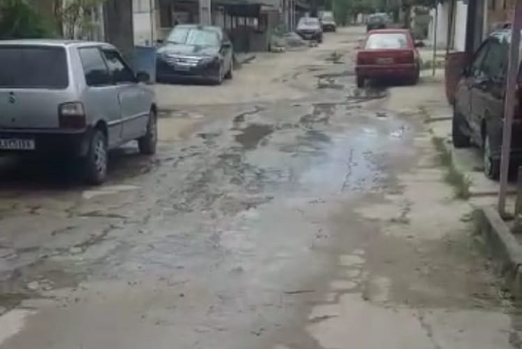 moradores reclamam de esgoto a céu aberto em são gonçalo rj