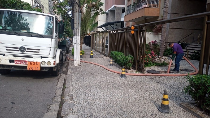 Descubra por que a Advento RJ é a desentupidora 24h líder em Niterói. Experiência, atendimento contínuo e tecnologia avançada ao seu serviço.