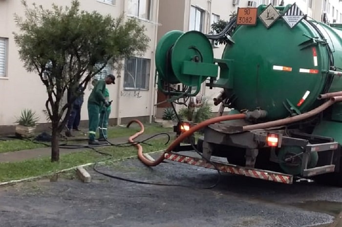 Saiba quando limpar a rede de esgoto é inevitável em Niterói/RJ. Veja sinais, riscos e o que fazer em condomínios e empresas.